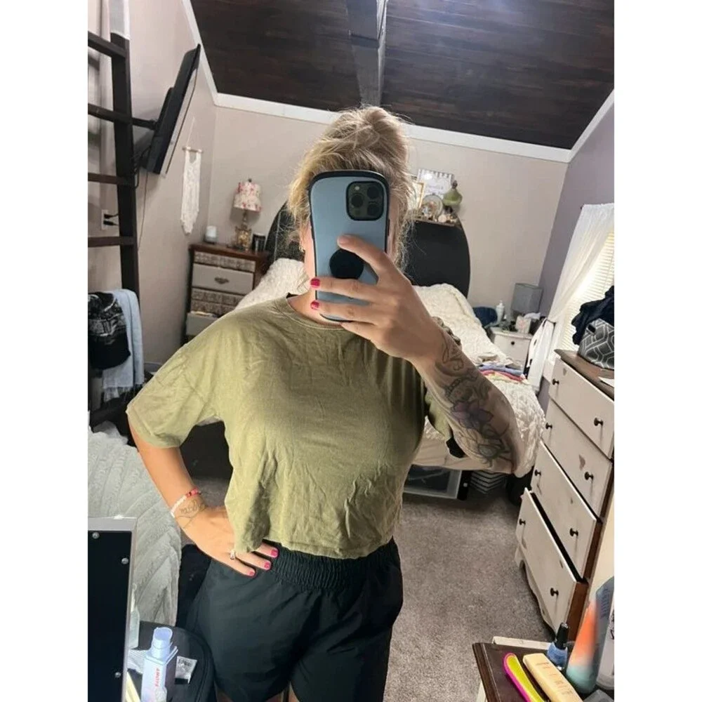 So cropped olive green T-shirt